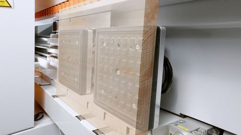 Whether panel material or solid wood: The automatic vacuum clamping system of the EVOLUTION series ensures a secure hold that is gentle on the material. Whether panel material or solid wood: The automatic vacuum clamping system of the EVOLUTION series ensures a secure hold that is gentle on the material.